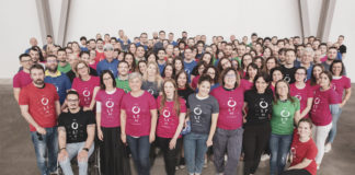 Foto di gruppo dei Collaboratori CGN con le t-shirt colorate CGN